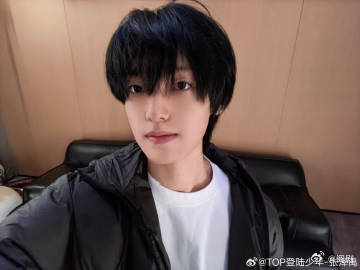 张泽禹 黑发回归 张泽禹黑发造型一亮相，直接把我拉回到青春最美好的时光。那利落的