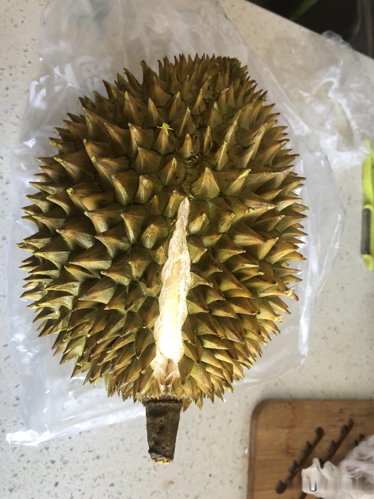 古人云：“便宜没好货！”这话一点不假。
昨天，楼下新开业一家小超市，孙女拉我的手