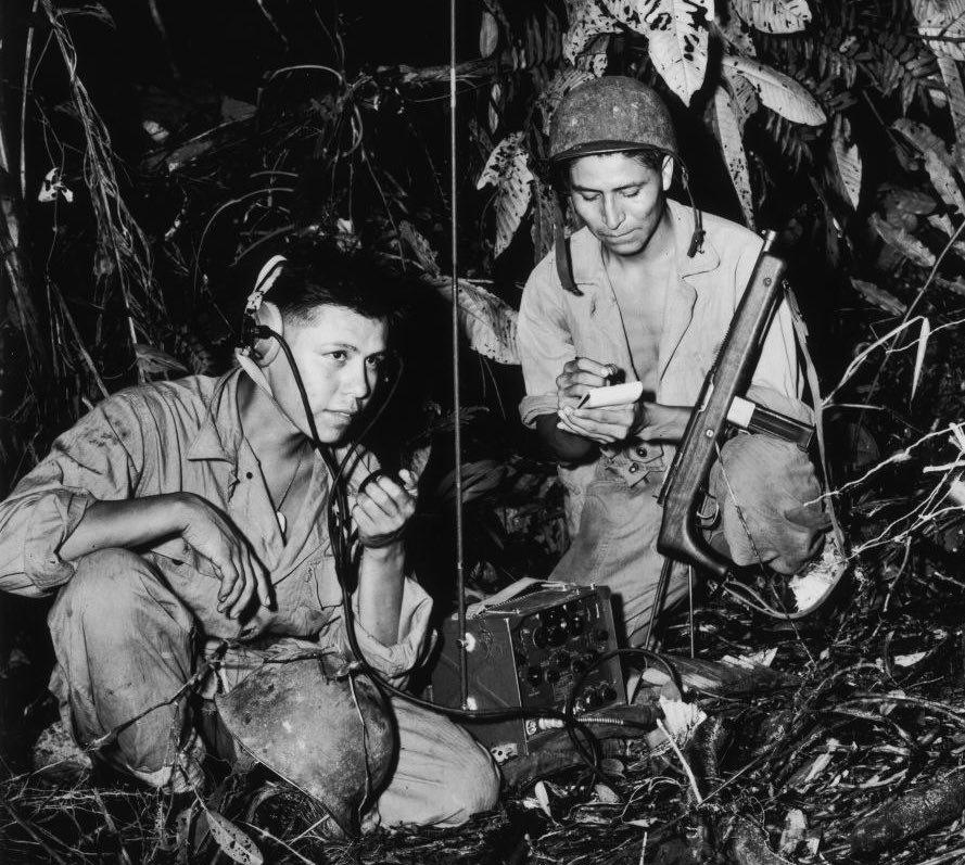 在美国政府办的学校里，纳瓦霍语被明文禁止——说一个字就可能挨鞭子、关禁闭。
几十