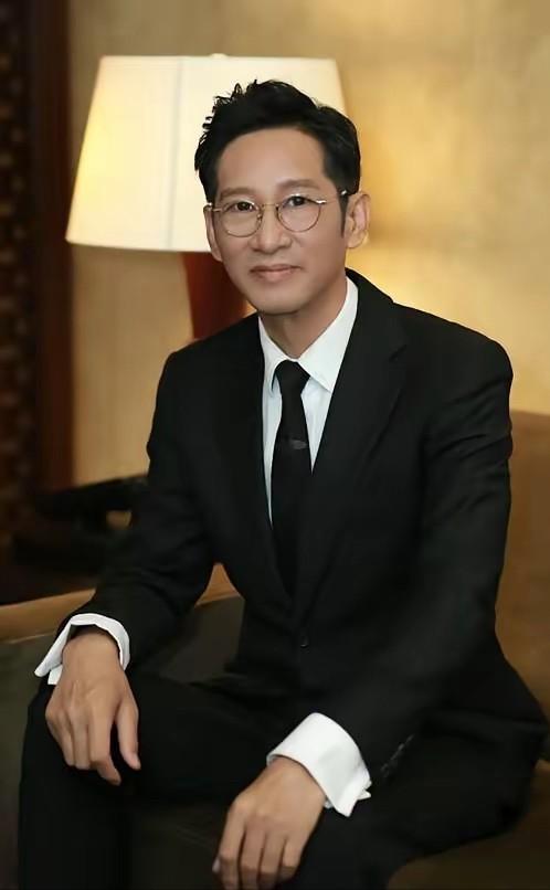 演员王劲松，今年58，无儿无女，没有结过婚。有记者问他，不想找个人共度余生吗，王