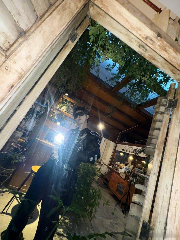 姚琛唱了斩神片尾曲姚琛一身黑色皮衣登上舞台，完美演绎《斩神之凡尘神域》片尾曲。他