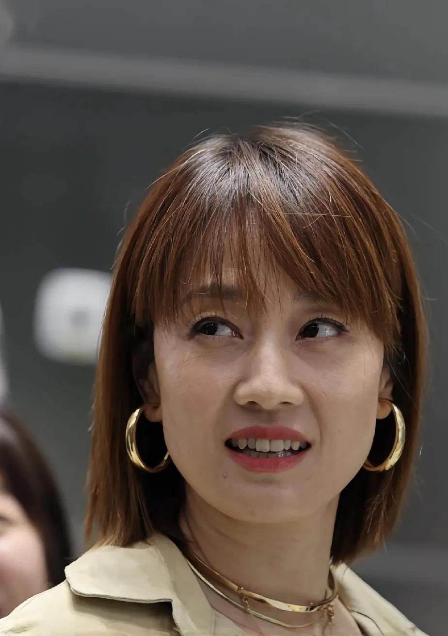 高清怼脸拍，
她有一种真实的美。
这才是明星最自然的状态，连皱纹都很美，比那些P