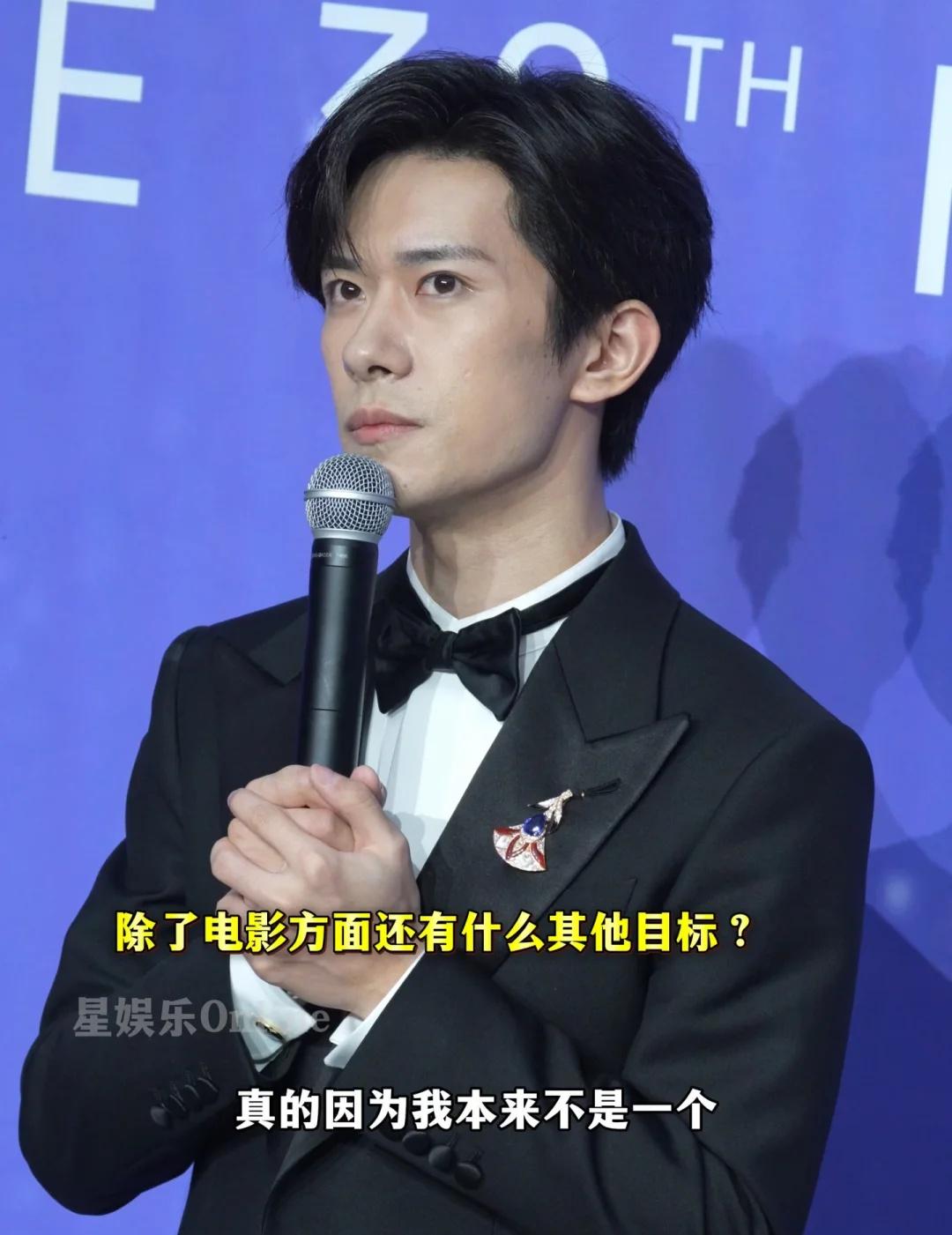 26岁的易烊千玺 已是国内最年轻的金鸡百花双料影帝！谈及未来除电影外的目标，弟弟