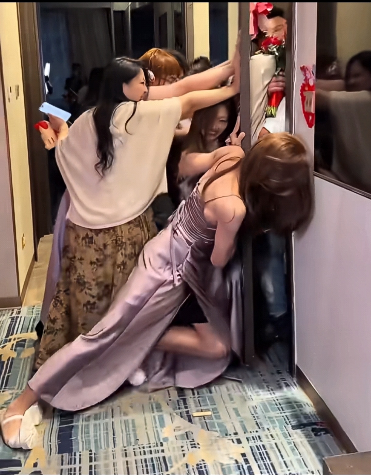 “好闺蜜，今天让你嫁出去就算我输！” 