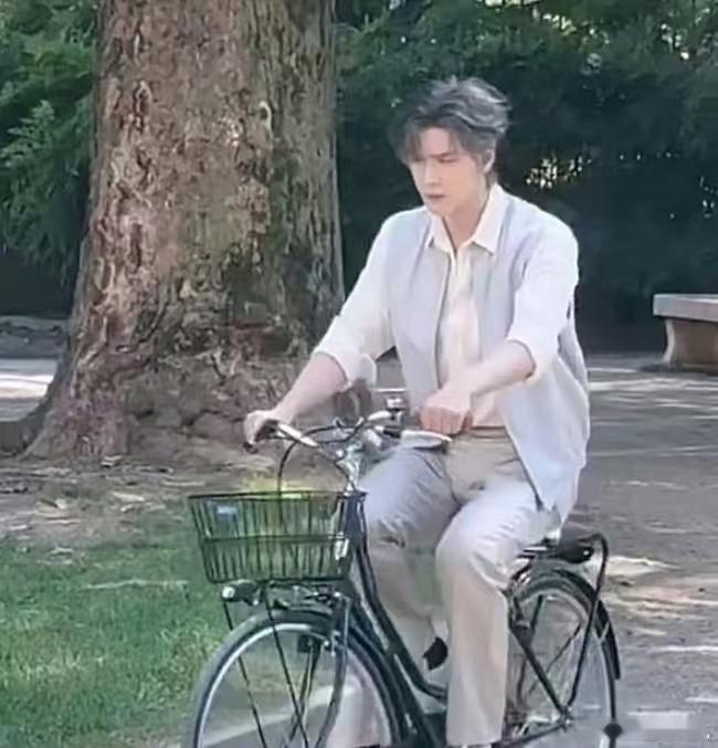 骑车在巴黎街头游玩吗