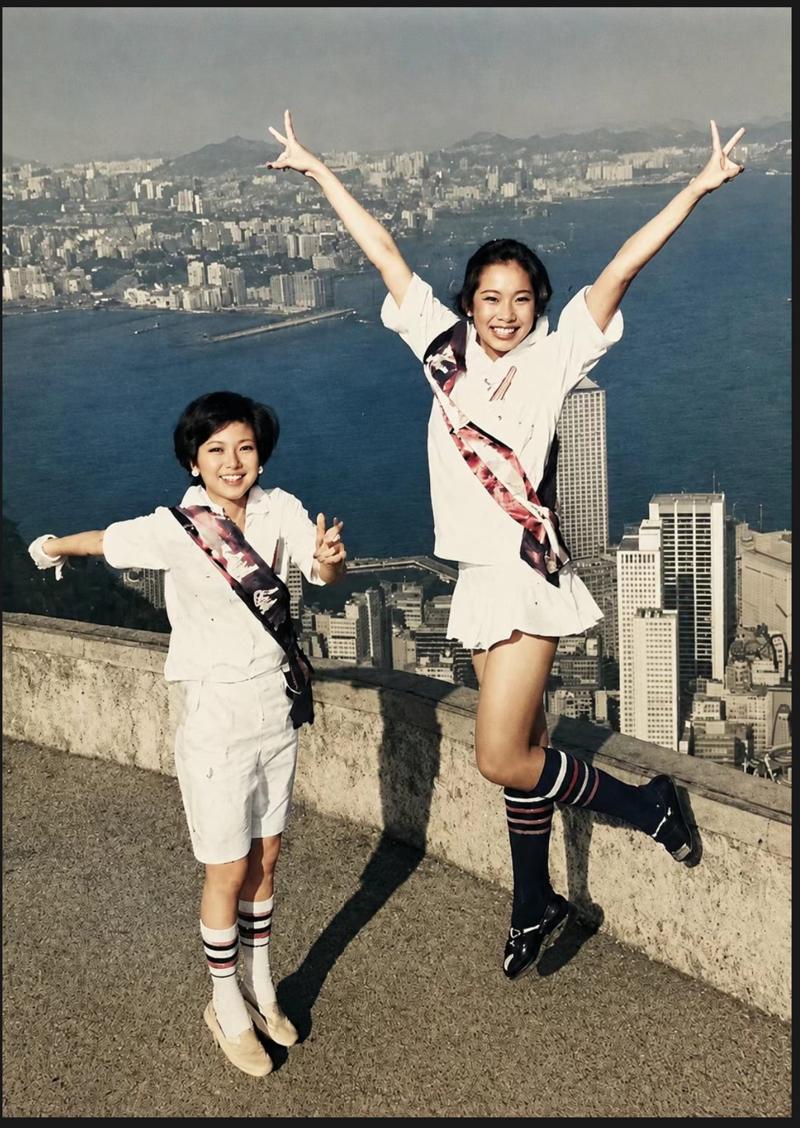 45年前一张旧照，两位港姐同框惊艳时光：一个轰动香江，一个嫁入豪门，人生却走向不