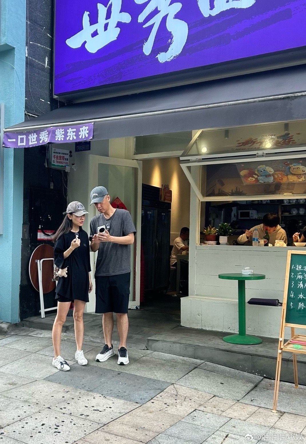 网友街头偶遇任重孙骁骁网友重庆街头偶遇任重孙骁骁网友街头偶遇任重孙骁骁，孙骁骁瘦