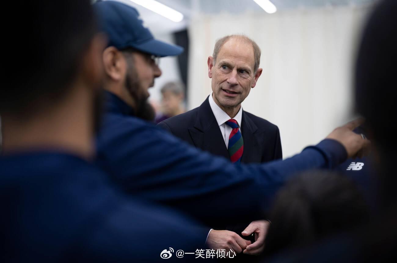 英国王室[超话]  2025年10月7日，爱丁堡公爵爱德华王子在伦敦首次作为皇家