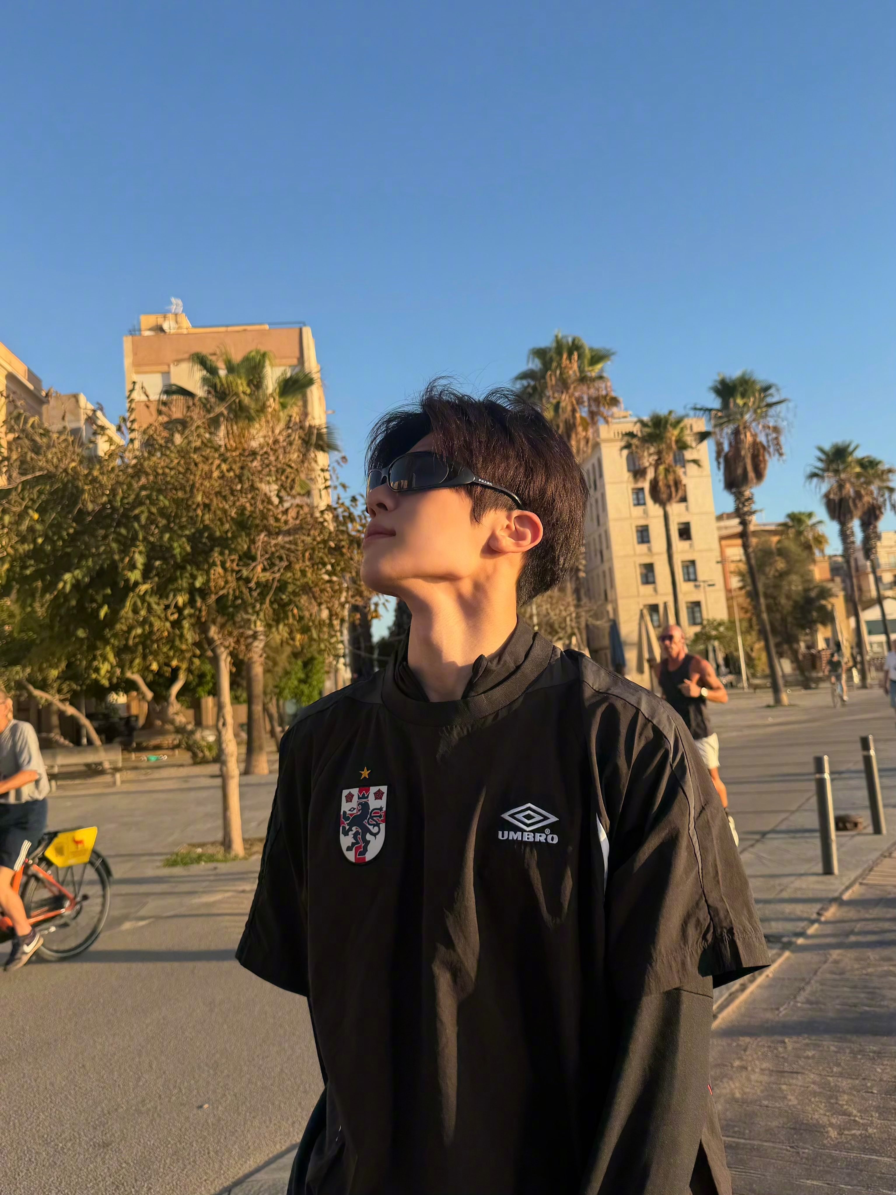 【Twi】NCT WISH吴是温更新照片，巴塞罗那日常街拍，男友感十足吴是温[超