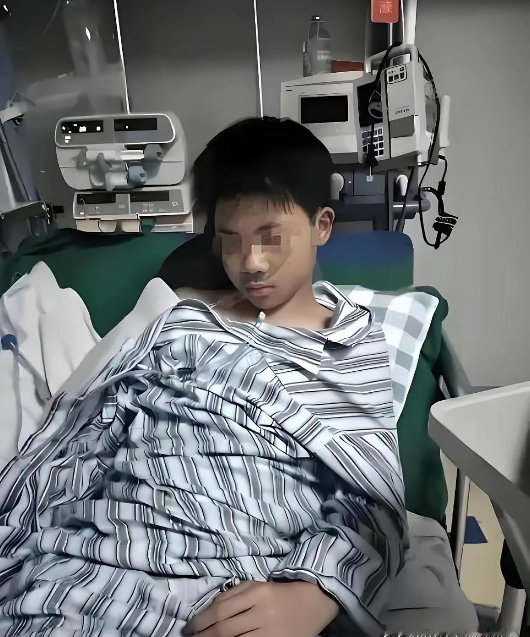 16岁男孩诊断重度抑郁，花光35万积蓄治疗无效，父亲一脚踹去：“装模作样！”想不
