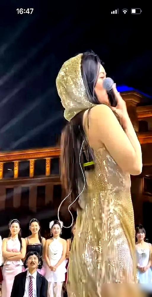 你见过吗？路人把手机怼到42岁唐艺脸前拍素颜！她攥着麦的指节发白，没躲也没骂