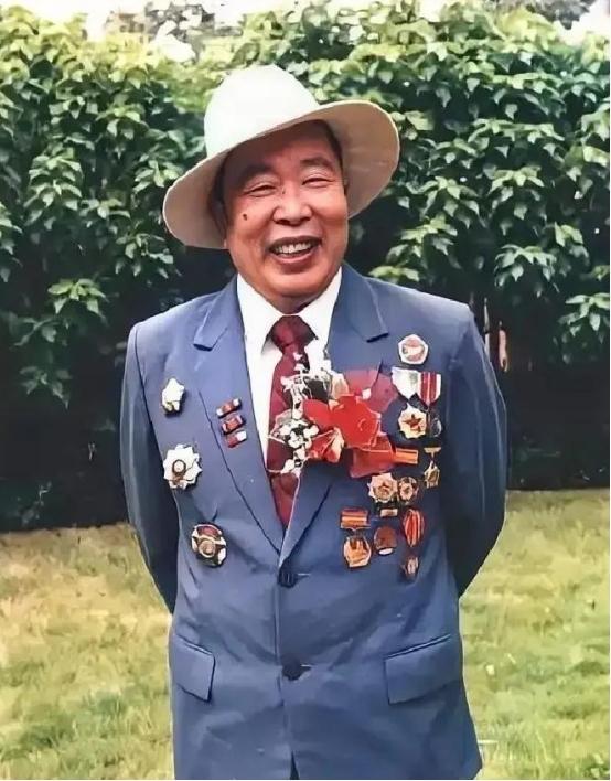 1951年，志愿军飞行员华龙毅被美军战机击落，身负重伤降落在一个山头，就在这时，
