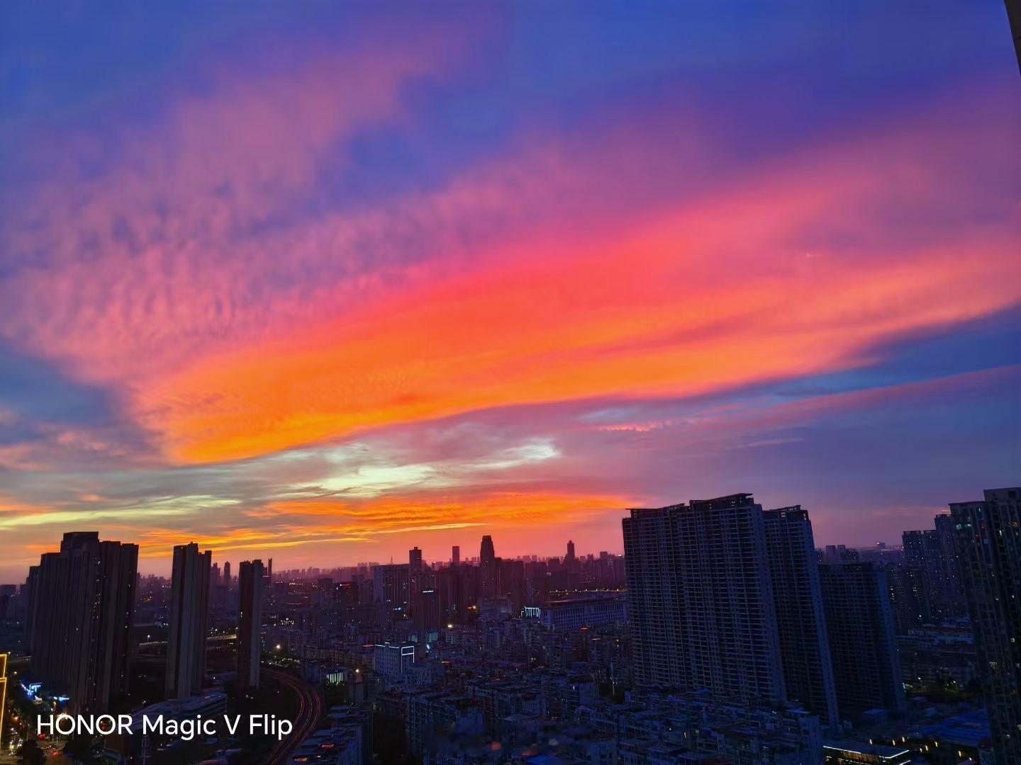 武汉今天的晚霞好漂亮！武汉晚霞 晚霞随手拿起旁边的荣耀Magic V Flip咔