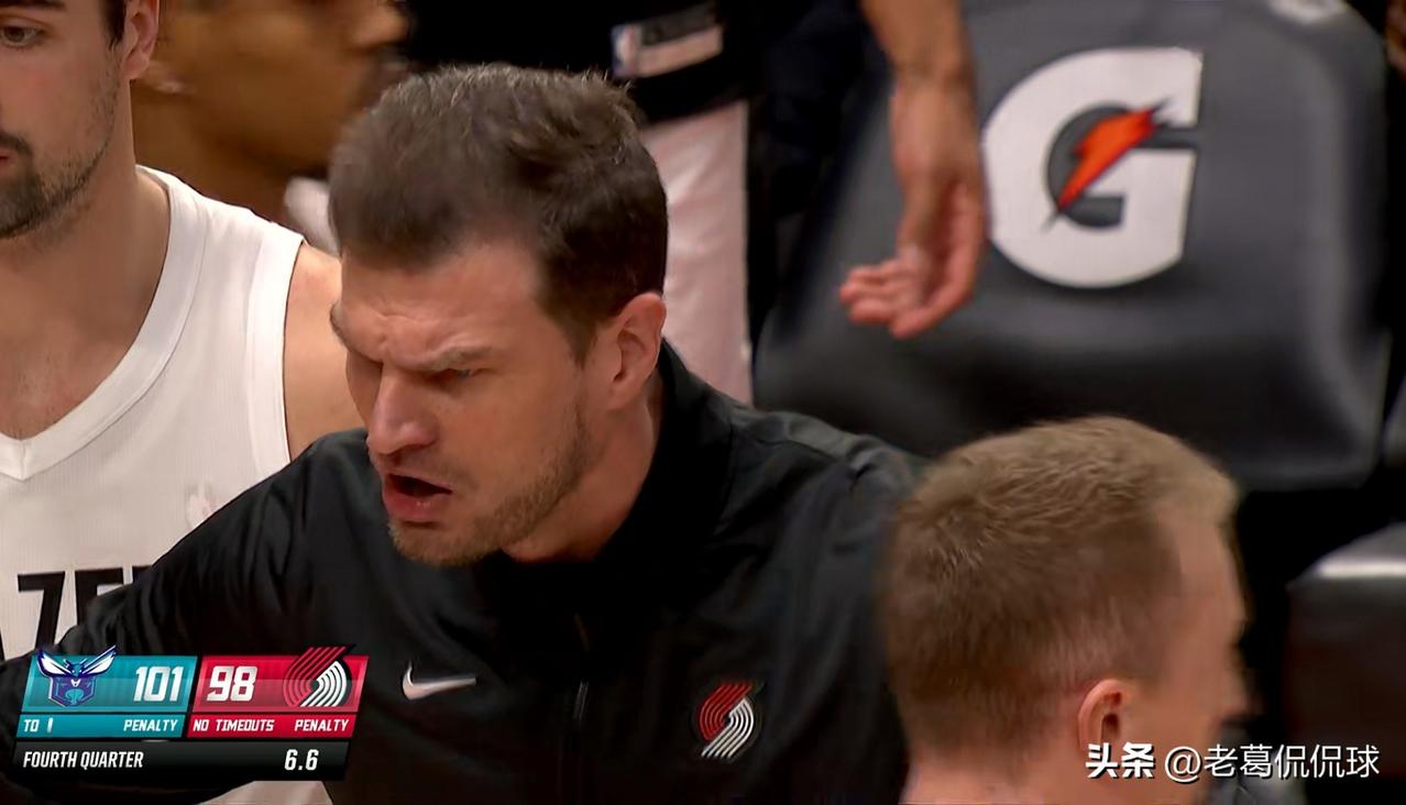 开拓者主帅斯普利特真是怒不可遏！在今天开拓者主场迎战黄蜂的比赛中，当时比赛进行到