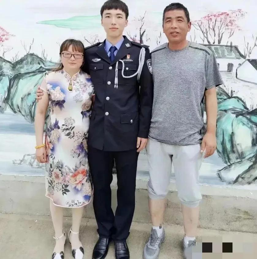 江苏一女子，儿子因公牺牲，她伤心欲绝，每天以泪洗面，2022年一天，她在商场，突