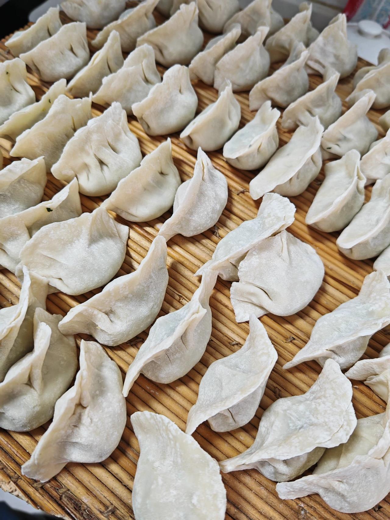 小县城四口之家晚饭
晚上老妈来了，给我们包了荠菜饺子。我又买了一份凉拌猪肝，一份