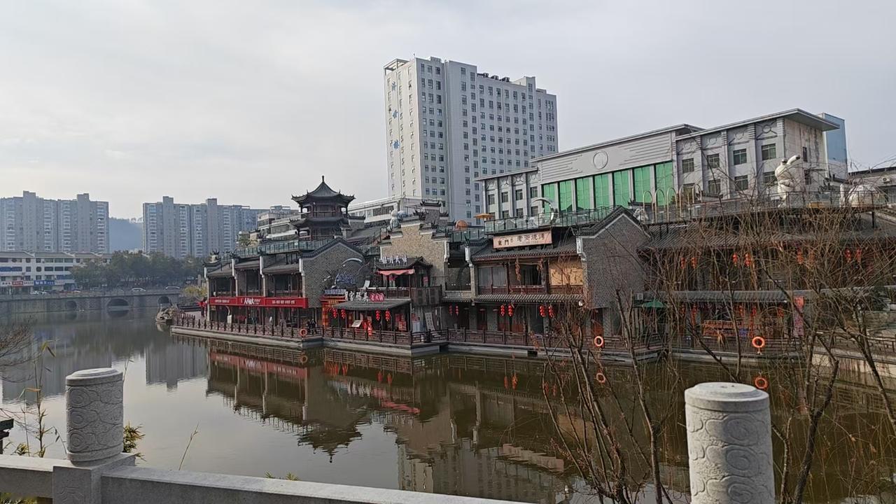 人性是理智与情感、自私与利他、向善与作恶等对立潜能的复杂统一体，所以不要随意揣测