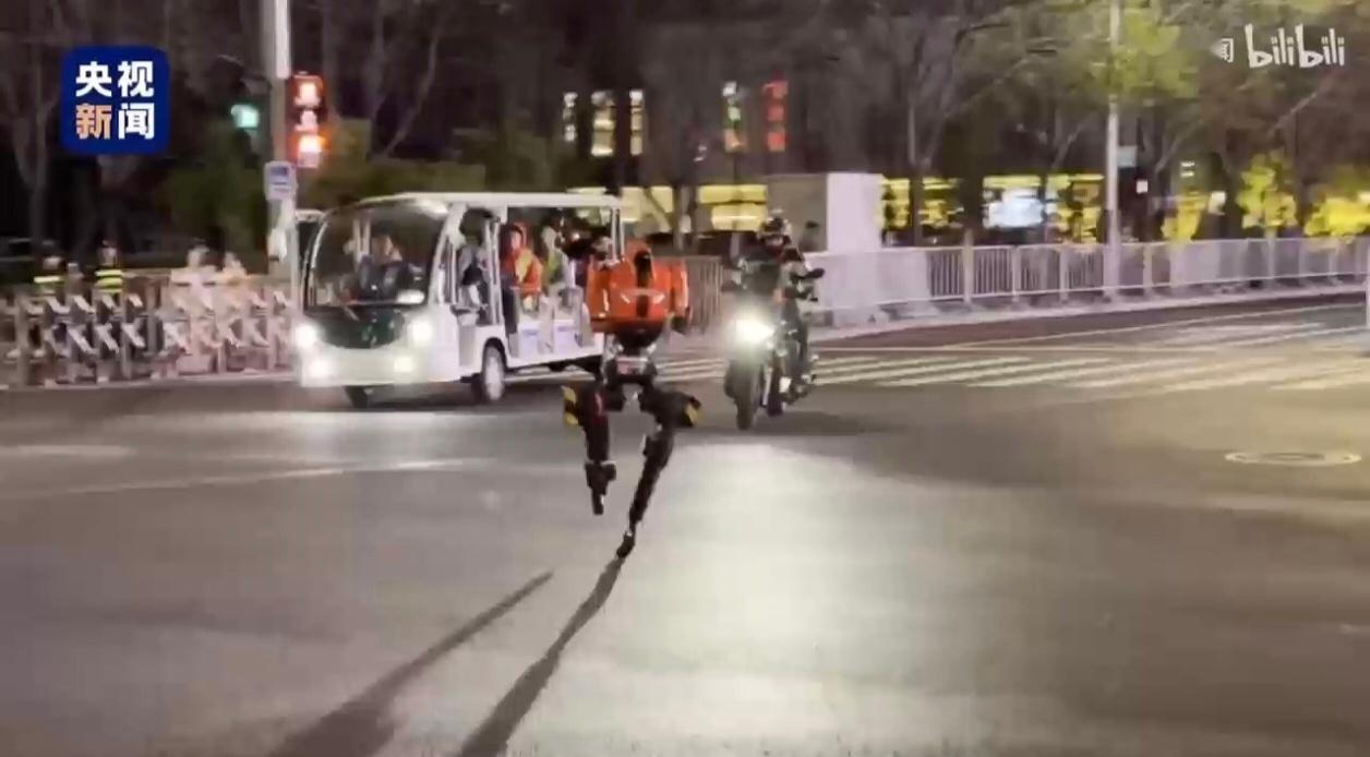 荣耀闪电元气仔征战机器人马拉松荣耀自研机器人“闪电”“元气仔”出征北京亦庄机器人