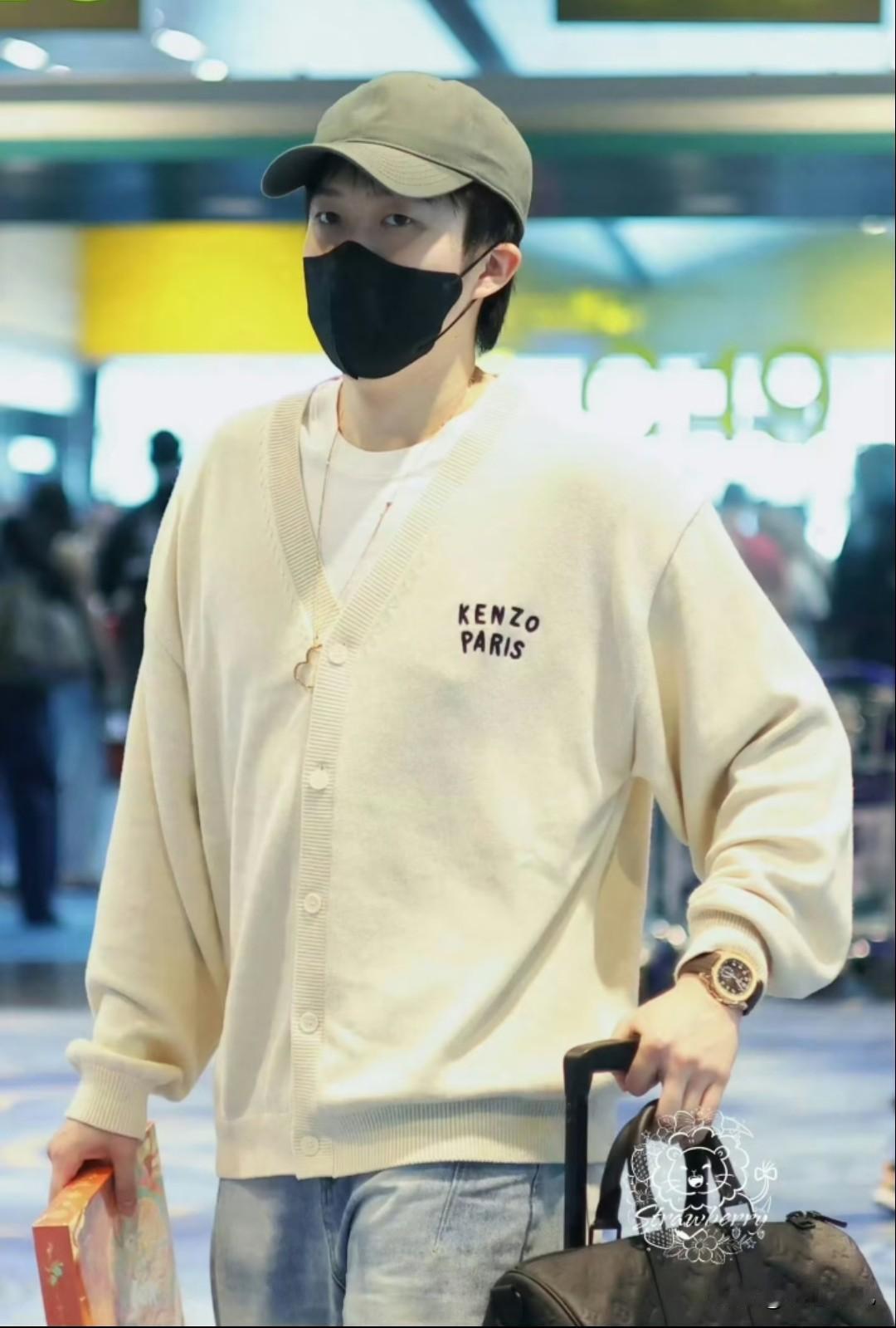 时尚达人
简单衣服穿出不一样的感觉，春青又活力，清爽又帅气。富贵哥的大葫芦项链和