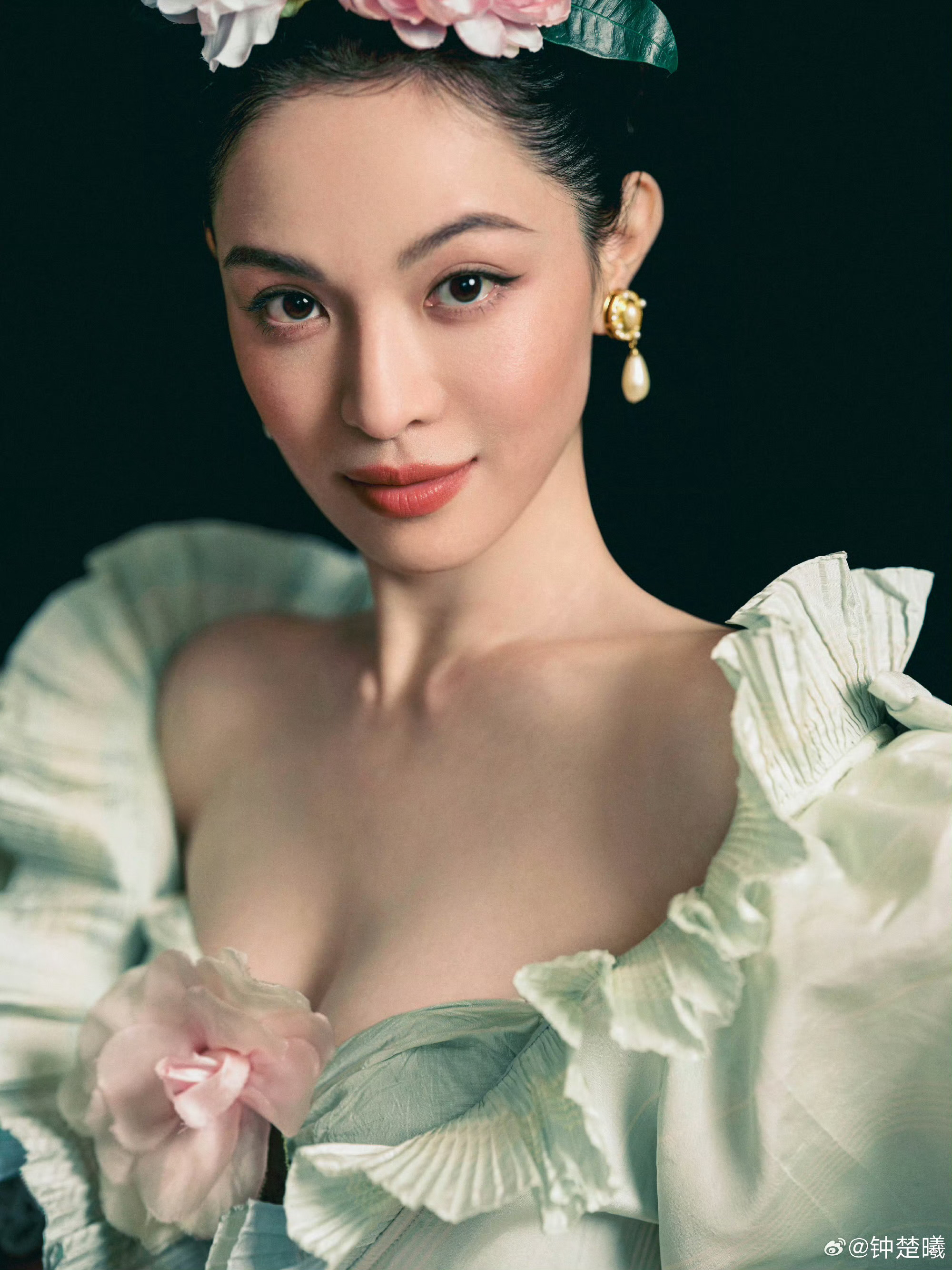 钟楚曦今天VOGUE造型被嘲了，这个很灾难吗？钟楚曦工作室审美女明星VOGUE盛