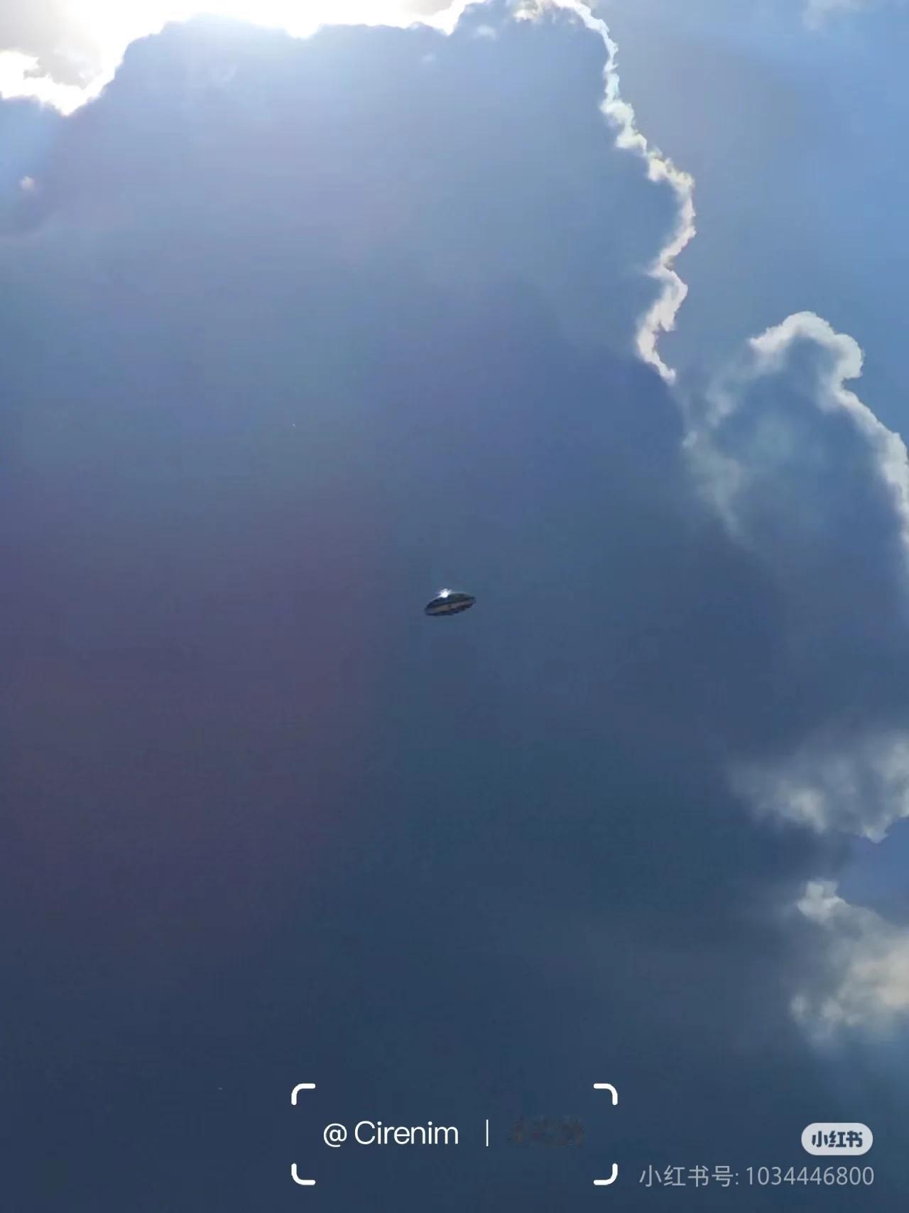 摄影师 Cirenim 于2024年9月16日在厦门拍到不明飞行物。他原本是想拍