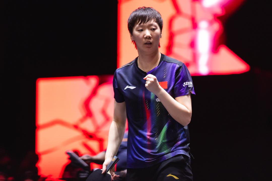 WTT新加坡大满贯，王曼昱4-1完胜德国防弧高手萨宾·温特。面对打法独特的对手，