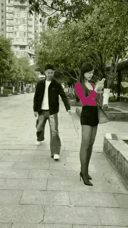 我觉得她们是认识的，
他们在炫耀，
但是我没有证据。