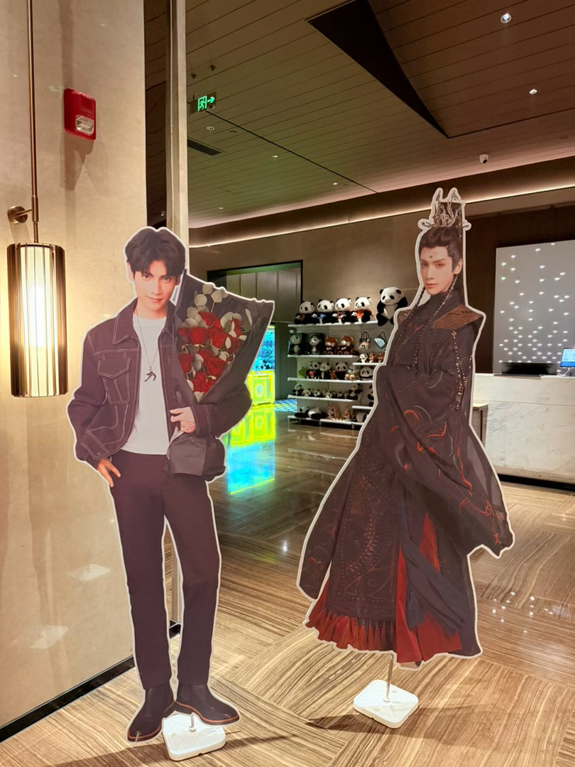 刚回酒店没想到酒店大堂里也有罗云熙立牌意外的惊喜呀 ​​​