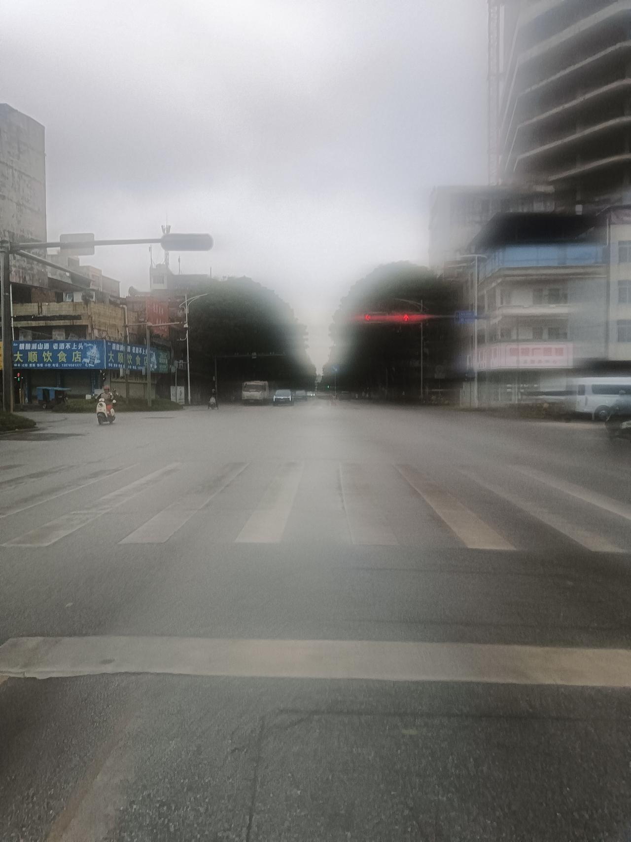 随着这两天北方强冷气的持续影响下，贵港市仿佛一夜就变成严冬。今日早上北风吹拂下挟