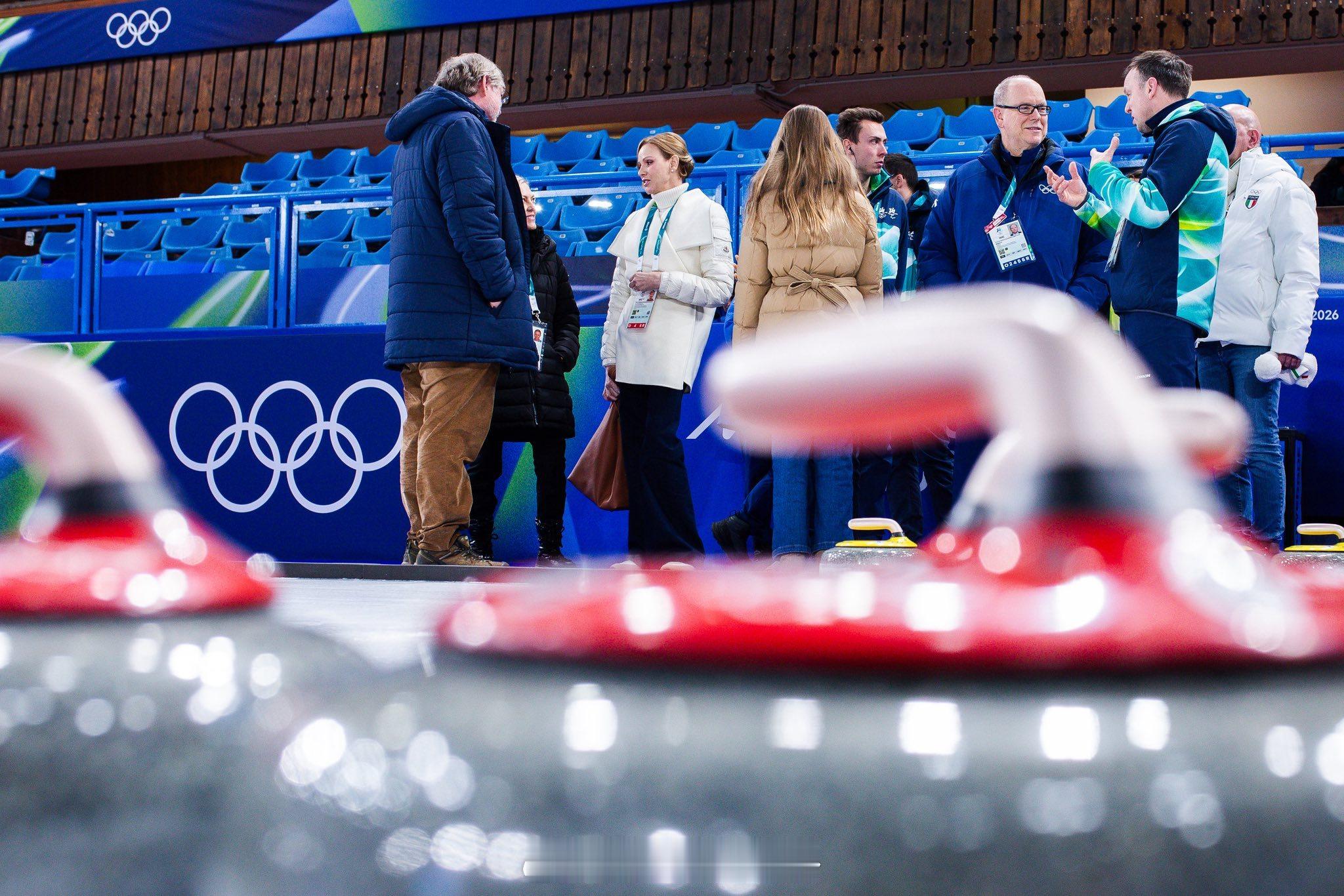 2.14 摩纳哥亲王阿尔贝二世、王妃夏琳带着龙凤胎在米兰冬奥看冰壶比赛 