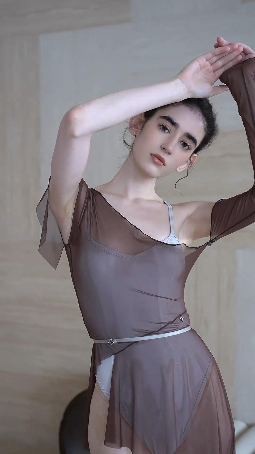 看看气质女神的穿着搭配吧这肤色，这身材。爱了爱了。美女人像群 芭蕾