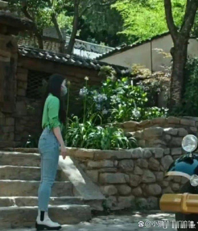 刘亦菲竟是梨型身材，光看背影真不相信这是天仙，身材确实太路人了 ​​​