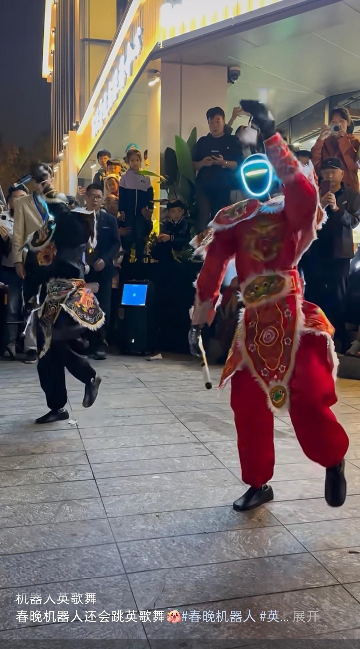 这个春节假期，从南到北，各个景区都有机器人表演。这种“赛博盛况”，也只有在中国才