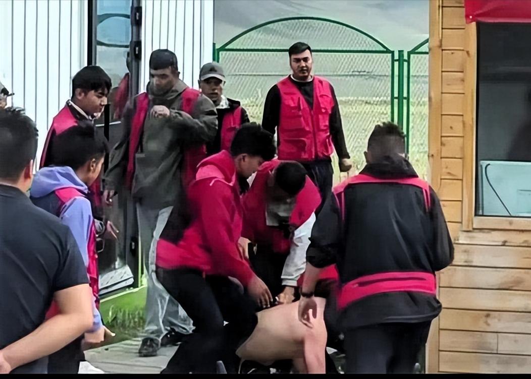 一共10个工作人员，上手的就有7个人，7个人殴打1个人，还把人家司机的上衣都撕扯