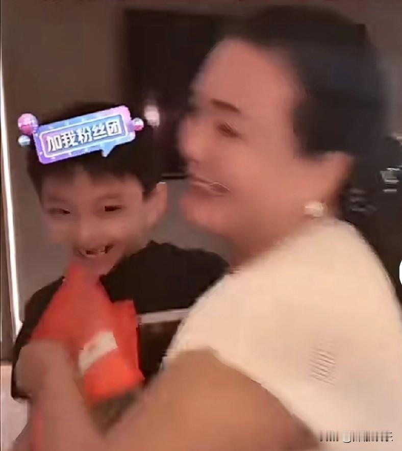 张兰和小孙子的感情太好了，所以大家不必担心马筱梅的孩子出生后张兰会不再疼爱小霖霖