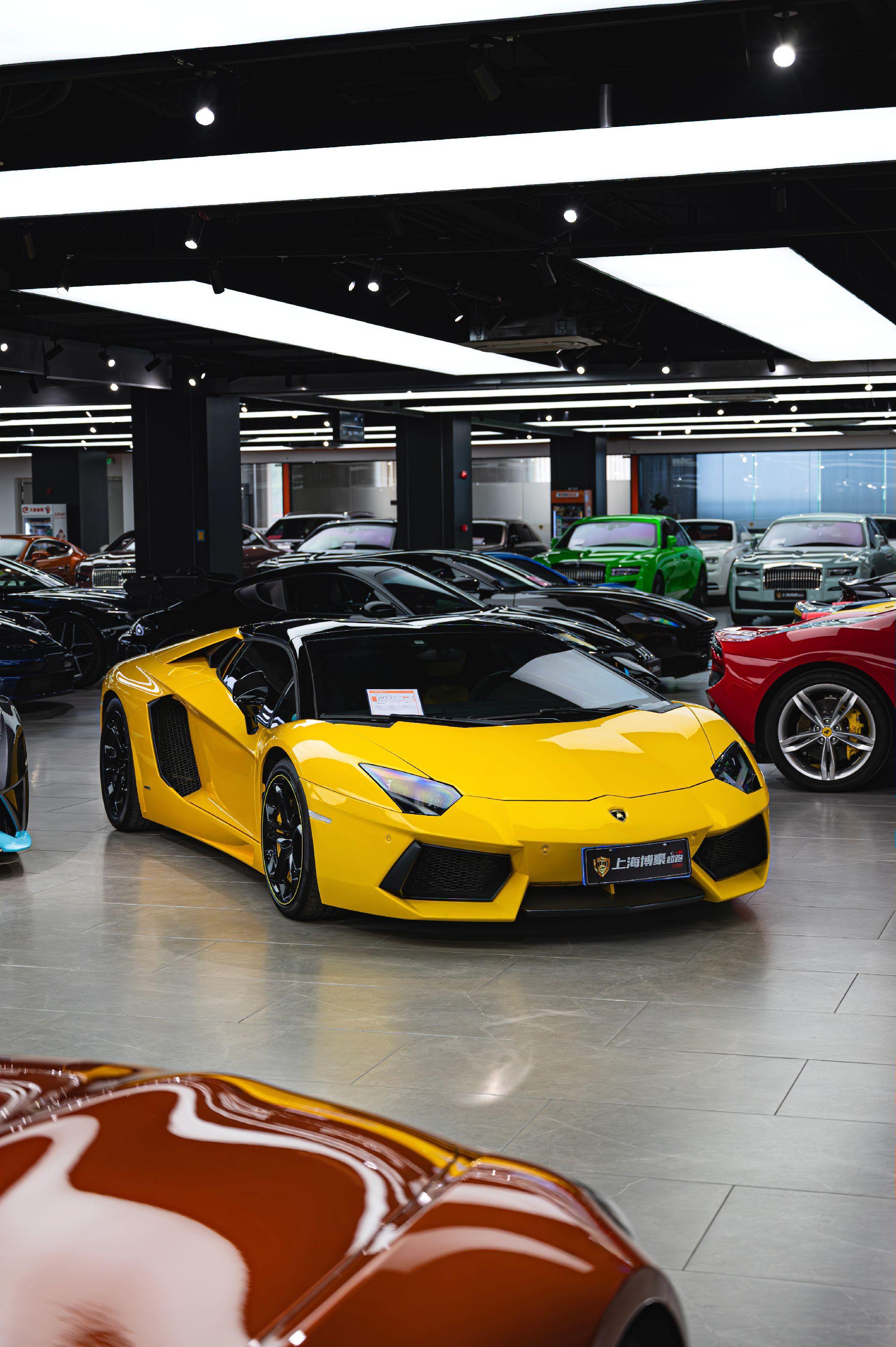 黄色的大牛真的无法拒绝。Lamborghini Aventador R...