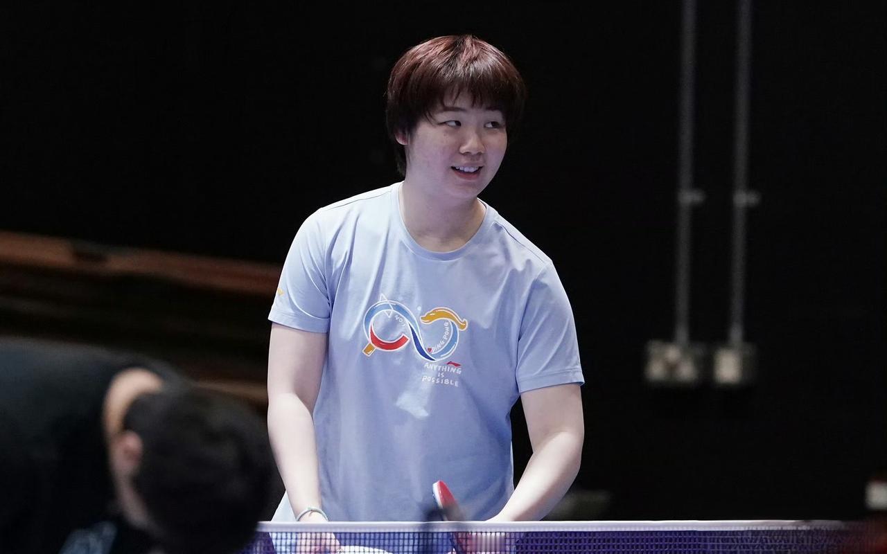【伦敦世乒赛上训，秦志戬亲自特训蒯曼，陈熠捡球】伦敦世乒赛开赛前的首训，当地时间