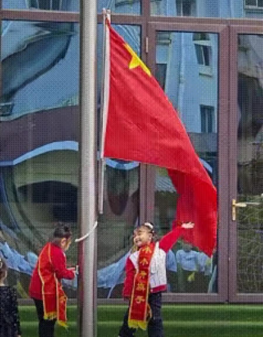 上人民日报了！​​近日，山东济南一幼儿园组织升旗仪式，安排的旗手不是幼师也不是高