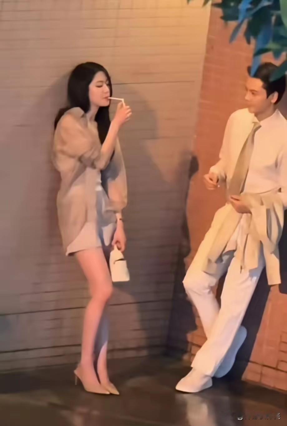 搞不懂为啥吸根烟网上这么多人喷。
这不就是她和陈伟霆的新剧剧透么？
不看来源吗。