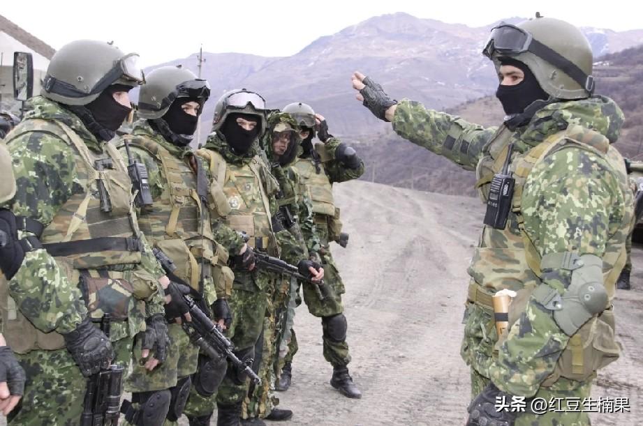 俄军曾经装备的这款头盔，和民用的摩托车冬天佩戴的头盔很像，为什么会设计成这样呢？