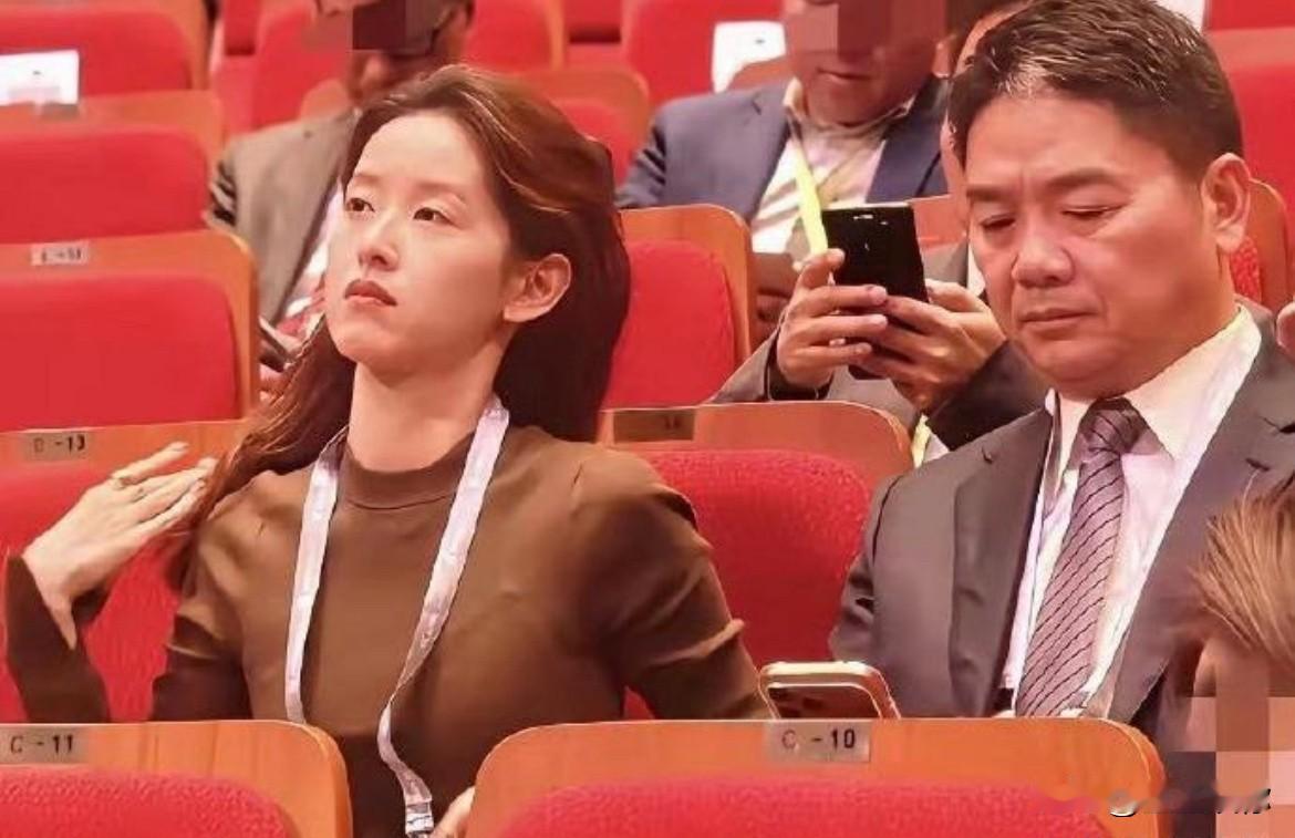 正常来讲刘强东是有责任义务带领章泽天一起成长的，毕竟年纪大那么大，又是成功人士。