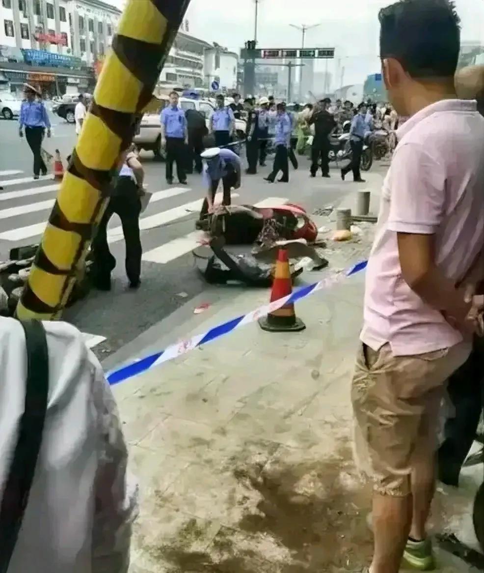 太残忍恐怖了！宿迁泗洪某校门口又发生2死4伤重大事故，原因是司机突发疾病导致！