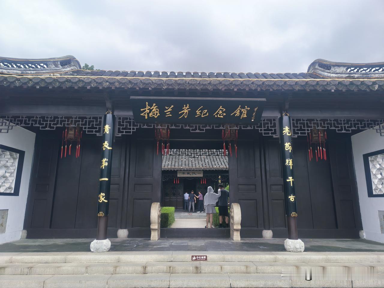 今天南京继续维持小雨天气，虽然台风“小海豚”已远去，但雨水天气继续影响南京。
