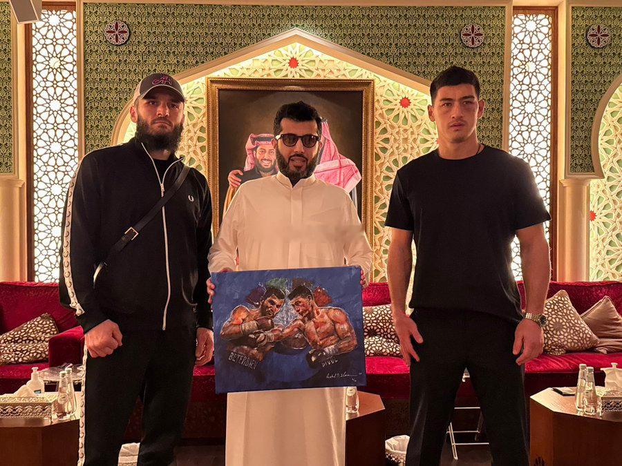 #拳坛速递# 阿图尔-贝特比耶夫（Artur Beterbiev）和德米特里-比