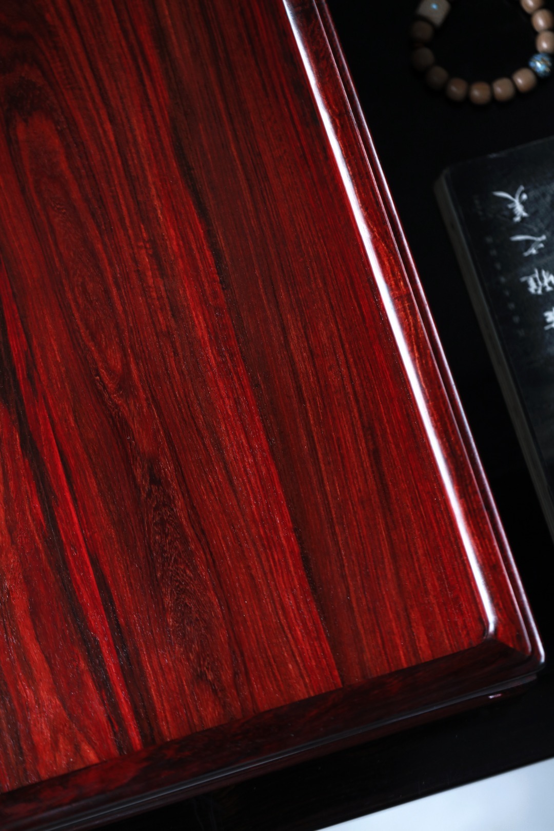 小叶紫檀 | 都承盘取材小叶紫檀油润老料，榫卯结构，一木一器，器型简约典雅，木质