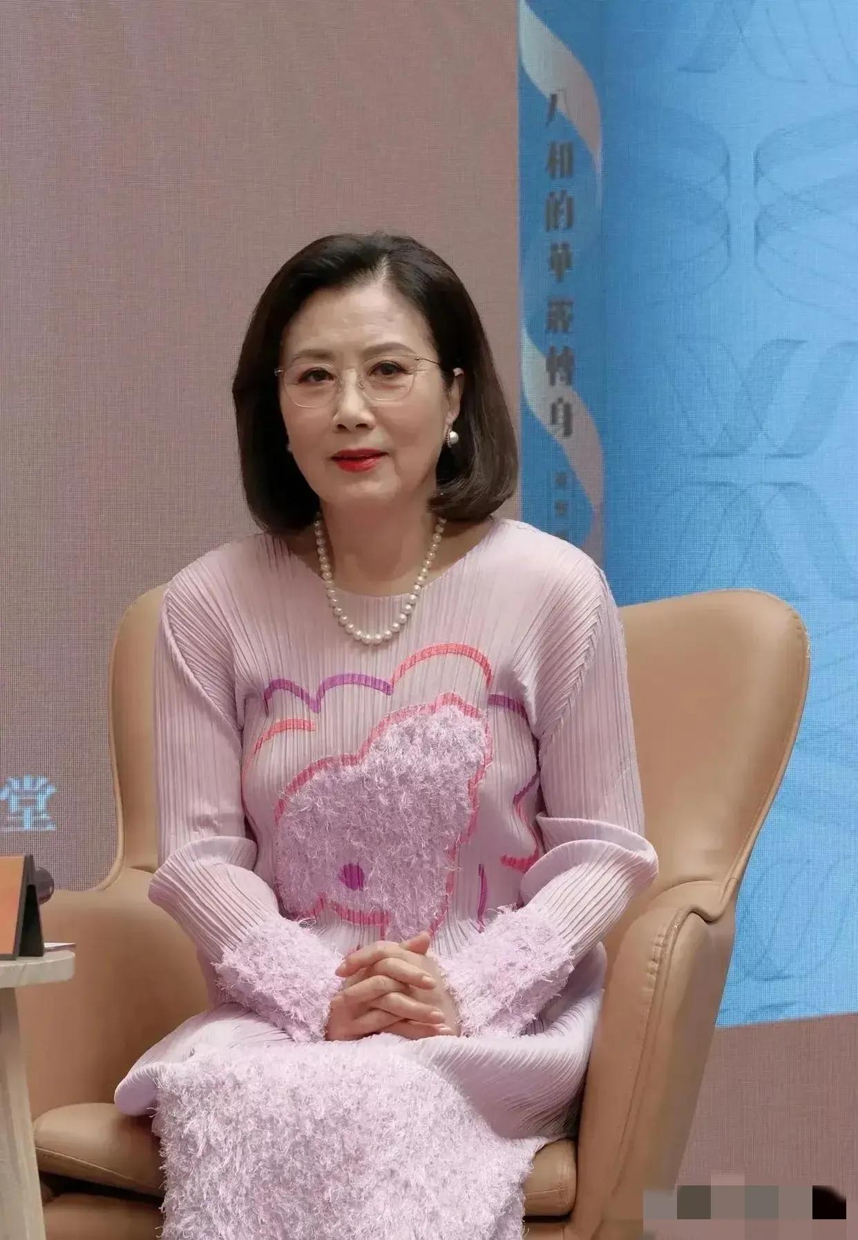 汪明荃：76岁的她素雅打扮时，淡定自然，有优雅老去的范儿。盛装打扮的她，反而老态