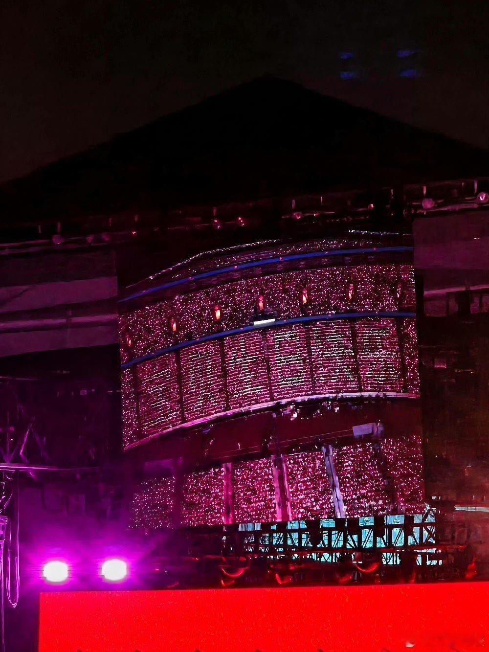 华晨宇拿下三块地文旅推动支持 华晨宇拿下三块地用于文旅，很有想法。通过自身影响力