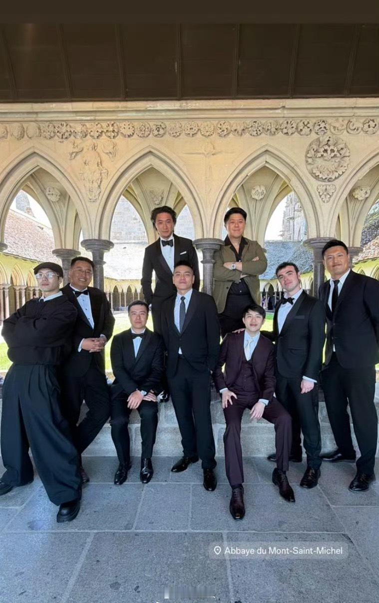 王嘉尔和奚梦瑶何猷君婚礼伴郎团合照奚梦瑶何猷君婚礼伴郎团合照 捡到了王嘉尔和奚梦