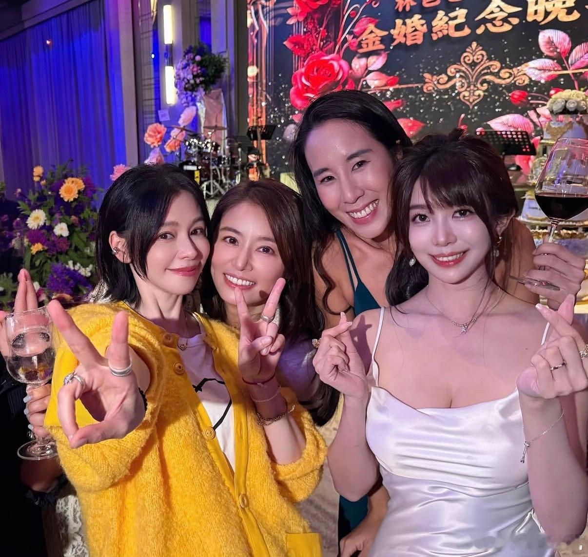 林心如爸爸妈妈办结婚五十周年纪念晚宴～ 林心如霍建华现身，合照里的徐若瑄状态也好