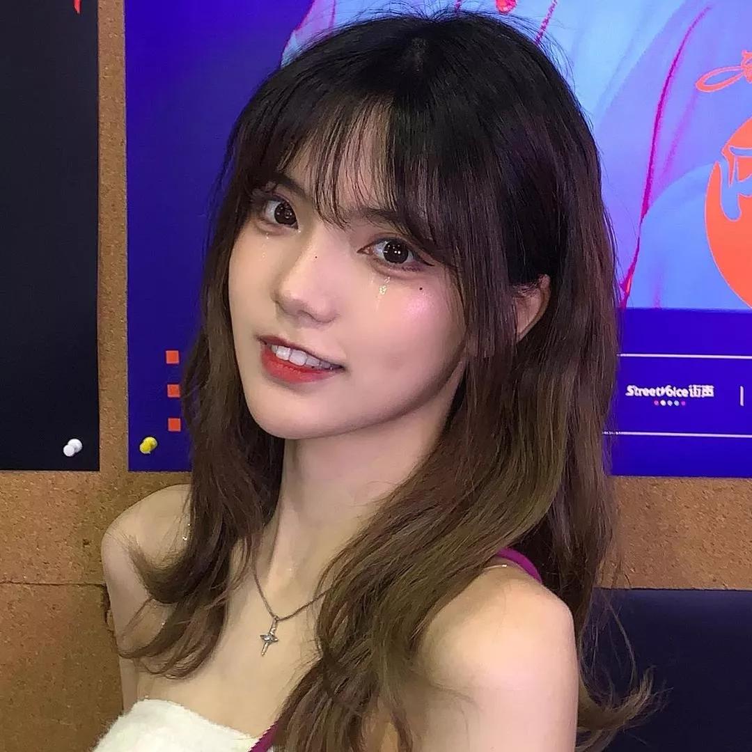 甜美少女心，梦幻妆容，浪漫氛围，温柔笑容。清透少女感妆容 温柔甜美风妆容 元气甜